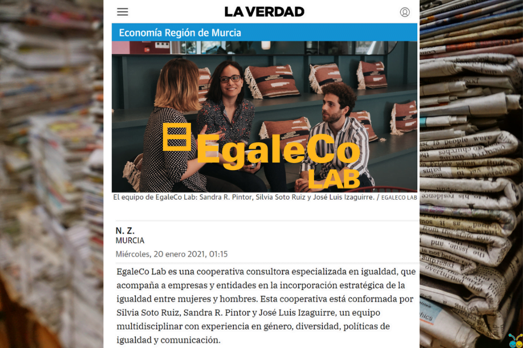 recorte de periódico del equipo de EgaleCo Lab en el diario murciano La Verdad sobre fondo de periódicos