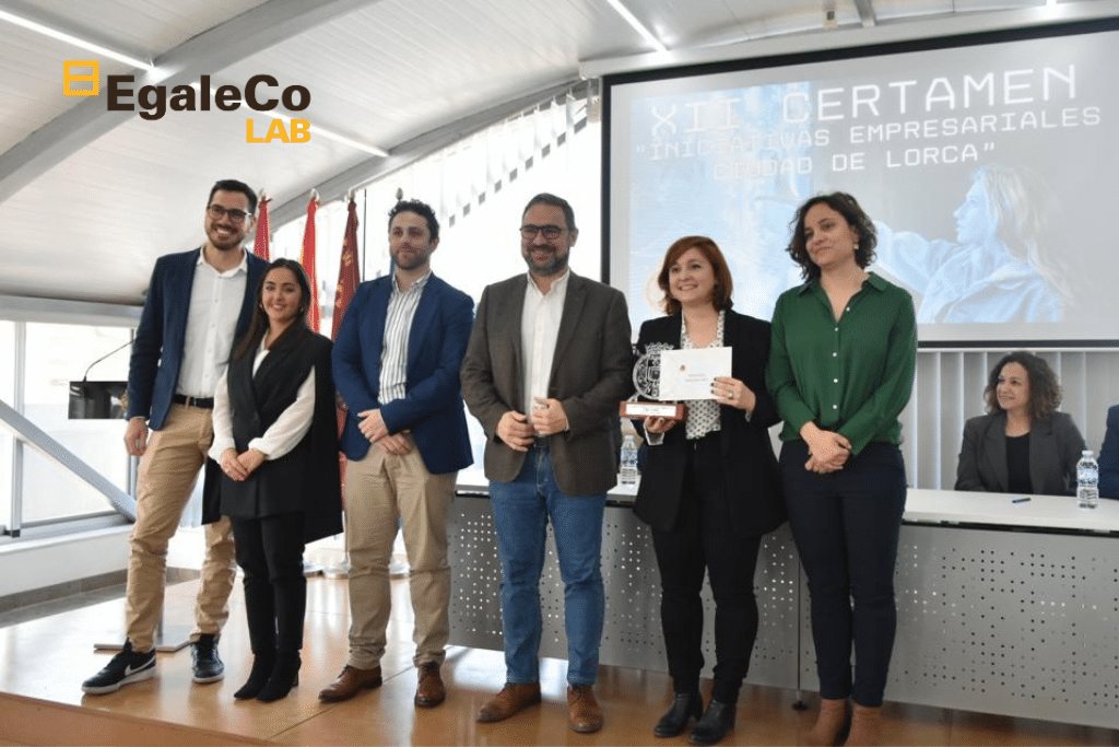 Todo el equipo recibiendo el premio CIE 2023