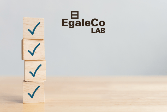 Aparece un listado de checks en unas maderas cuadradas como ladrillos