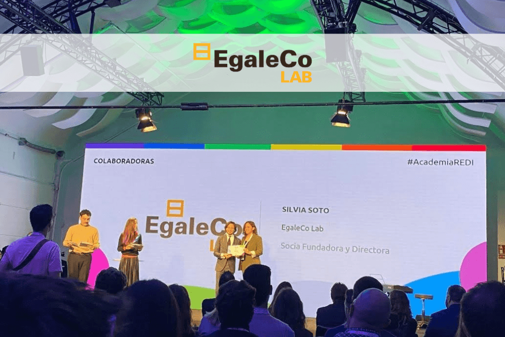 Acto de entrega del diploma de adhesión de EgaleCo Lab a REDI, con Silvia Soto en el escenario durante el evento Academia REDI en Madrid, noviembre de 2024