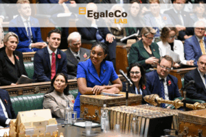 Mujer negra en el Parlamento británico, rodeada de líderes políticos. Hacia una democracia paritaria.