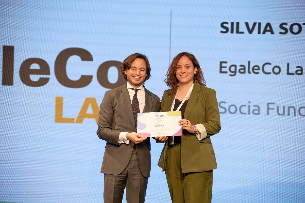 Silvia Soto, socia fundadora de EgaleCo Lab, recibe el diploma de adhesión a REDI durante el acto oficial celebrado en noviembre de 2024 en Madrid.