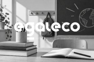 Aula educativa con libros, cuaderno y pizarra para representar la coeducación en centros educativos