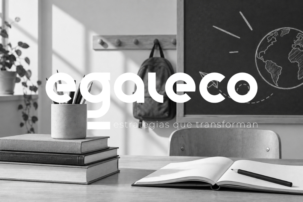 Aula educativa con libros, cuaderno y pizarra para representar la coeducación en centros educativos